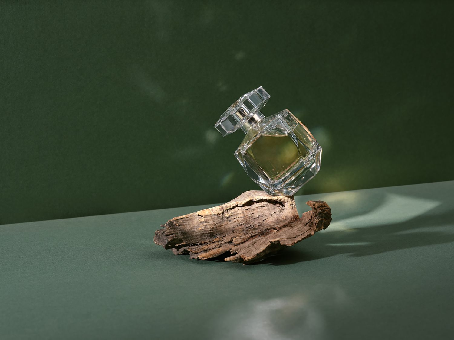 Oud Perfume and Skincare: How Fragrance Enhances Women’s Beauty Rituals